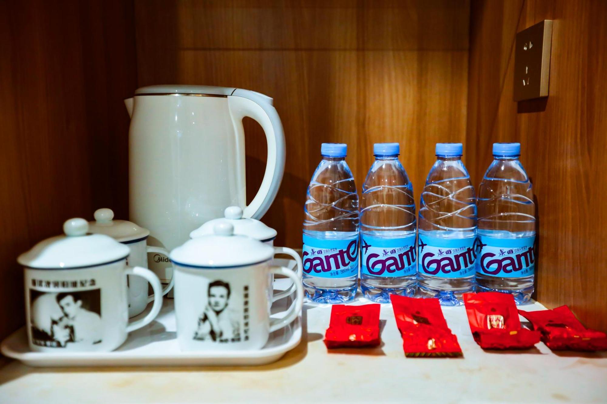 Zhong An Former Of Journalist Edgar Snow -free Laundry Service,free Freshly Ground Coffee,provide Tourism And Ticketing Service ,english Service ,near Tian'anmen Forbidden City,wangfujing Walking Street 3* Beijing
